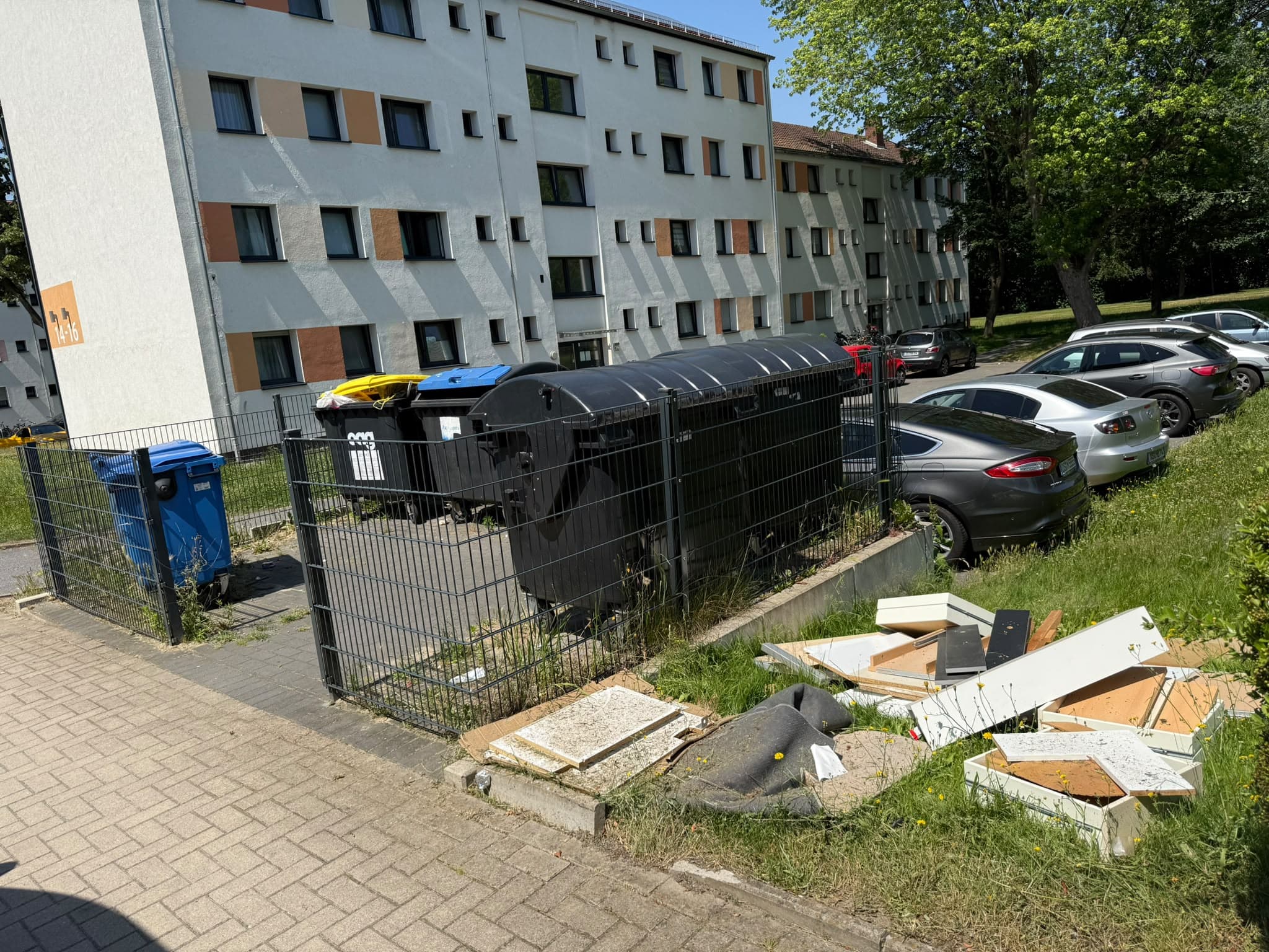 Kellerraeumung mit Altholz, Kartons und Geraeteschrott vor dem Abtransport