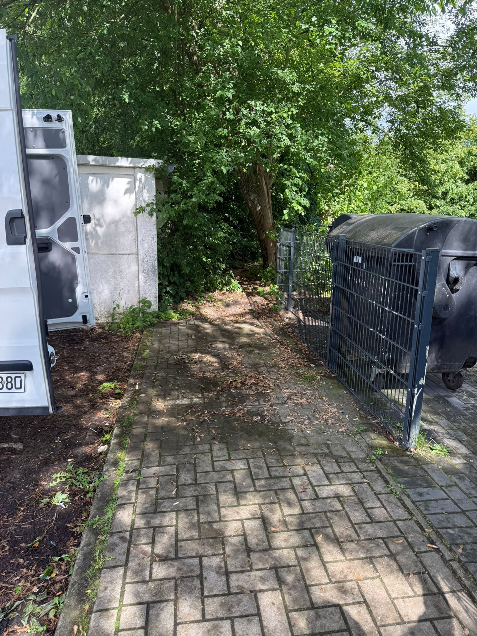 Besenreiner Raum nach Komplettraeumung, bereit zur Schluesseluebergabe
