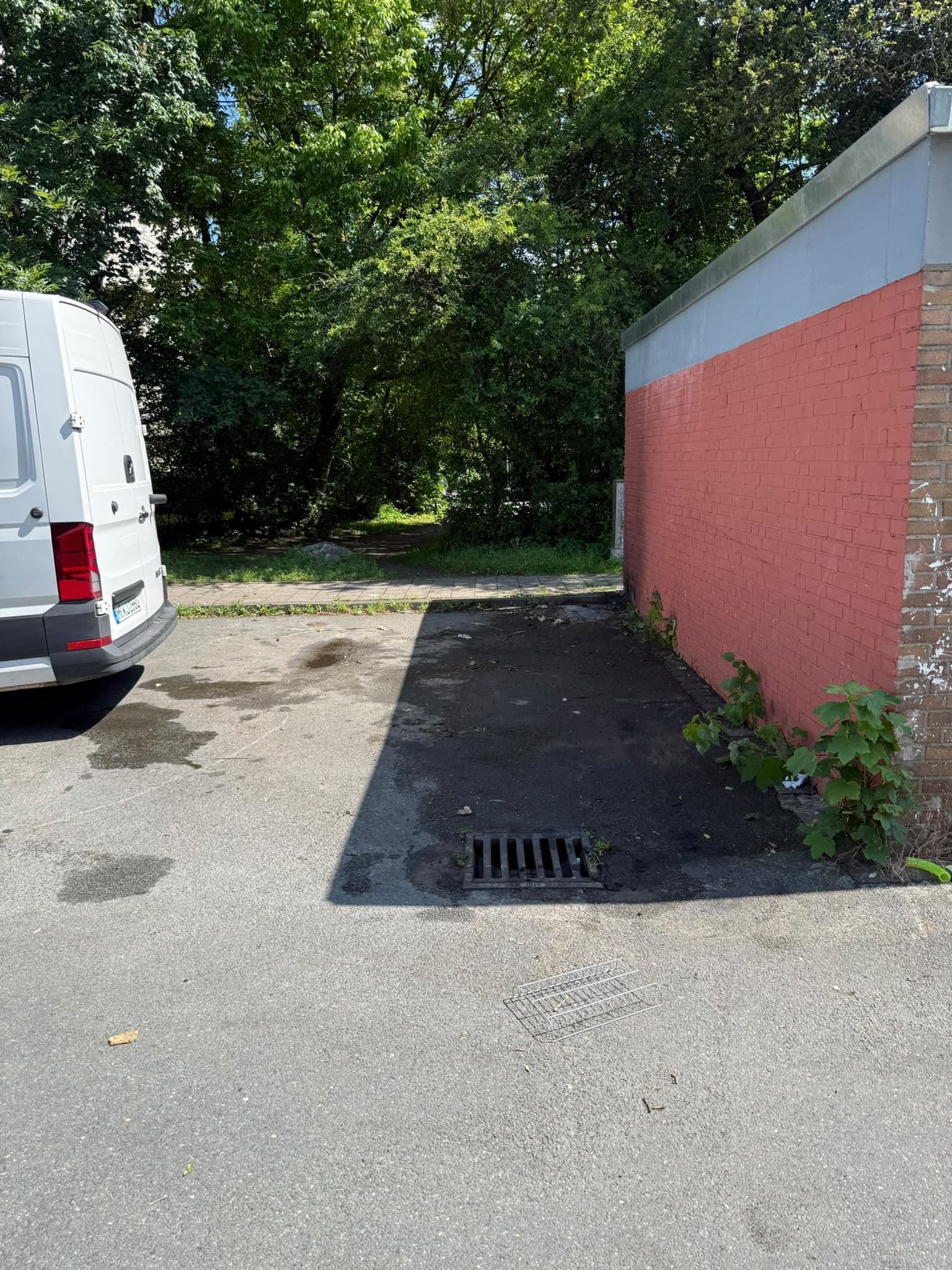 Kueche mit Geraeten und Inventar vor der vollstaendigen Wohnungsraeumung