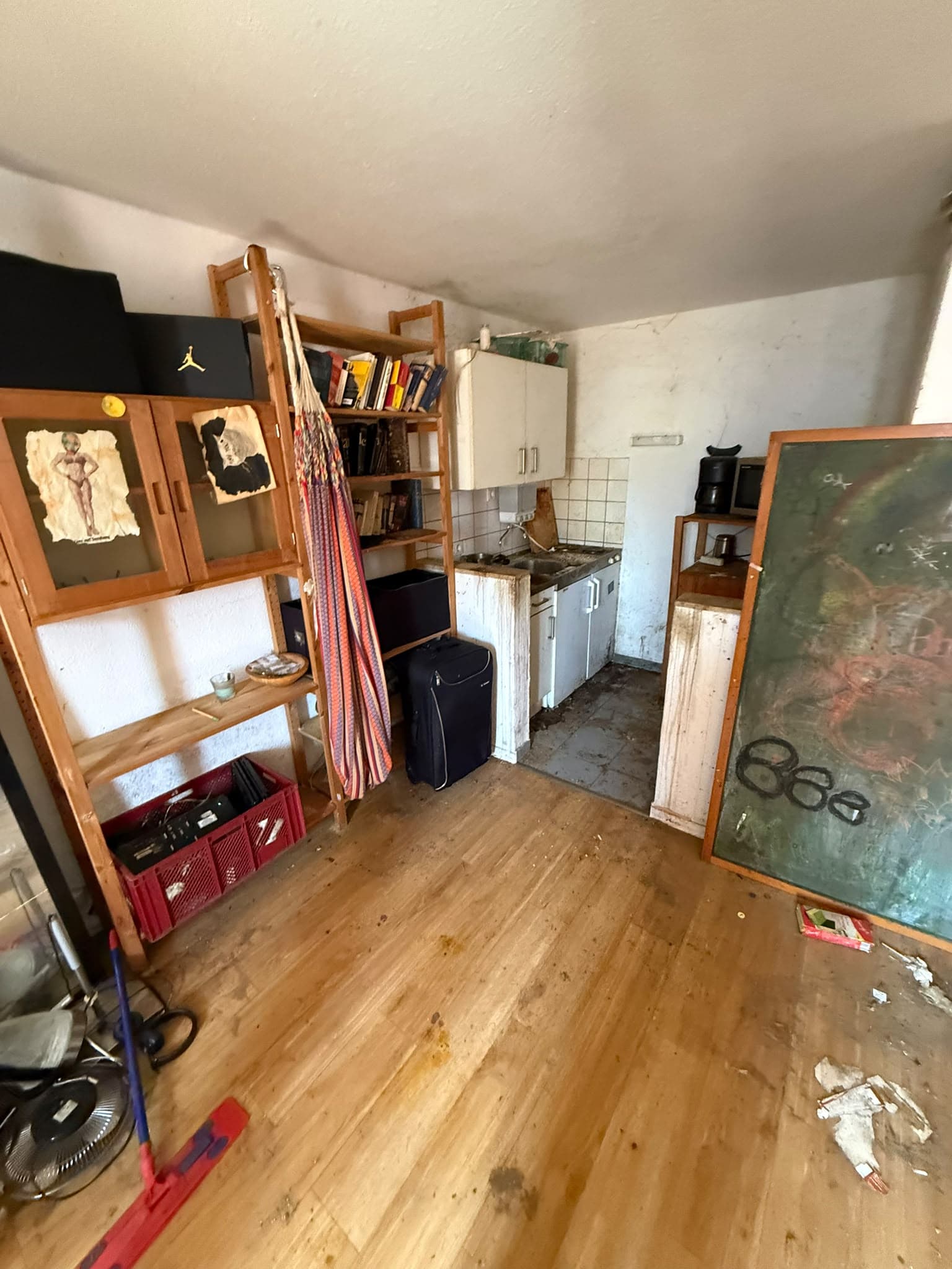 Sperrmuell und entsorgte Moebel am Transporter bei einer Wohnungsraeumung