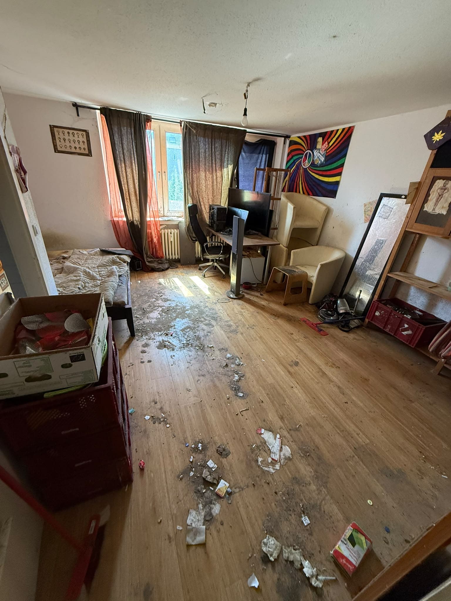 Gewerberaum in Bielefeld mit Regalen und Inventar vor der Betriebsraeumung