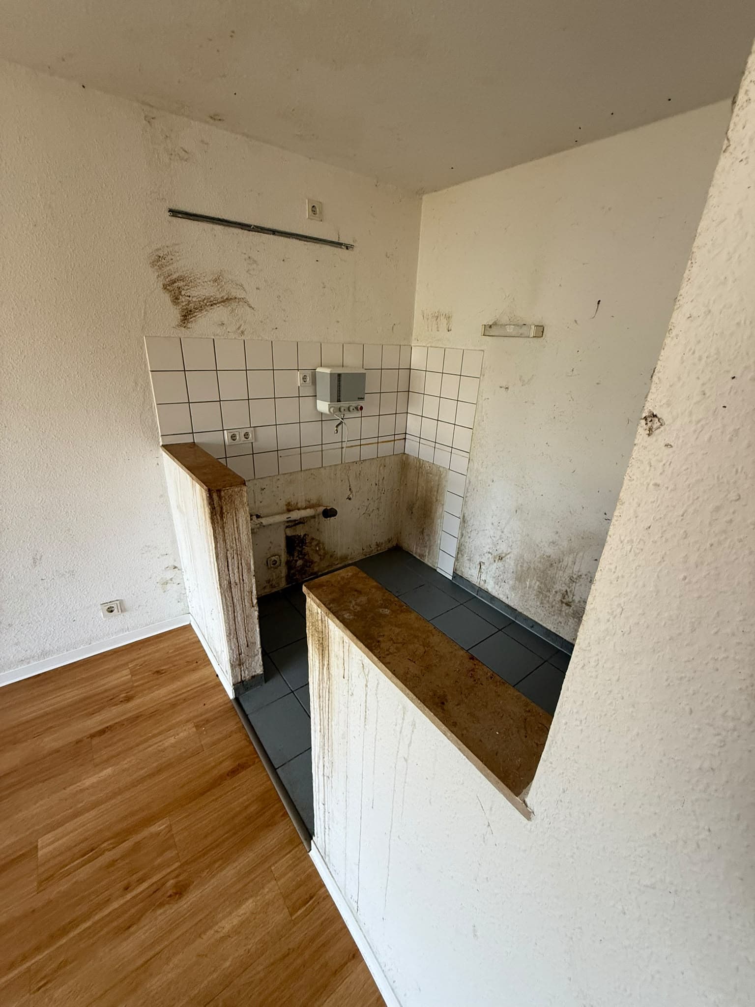 Dachboden mit Kartons und Altmoebeln vor der Entrümpelung in Bielefeld